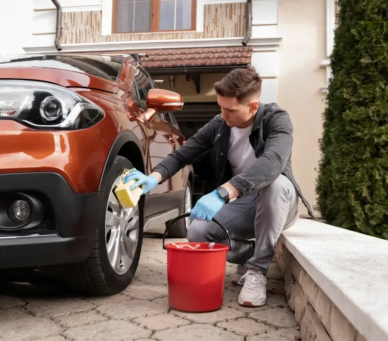 Lavage auto à domicile Saint-Julien-sur-Bibost : professionnel intervenant sur un véhicule